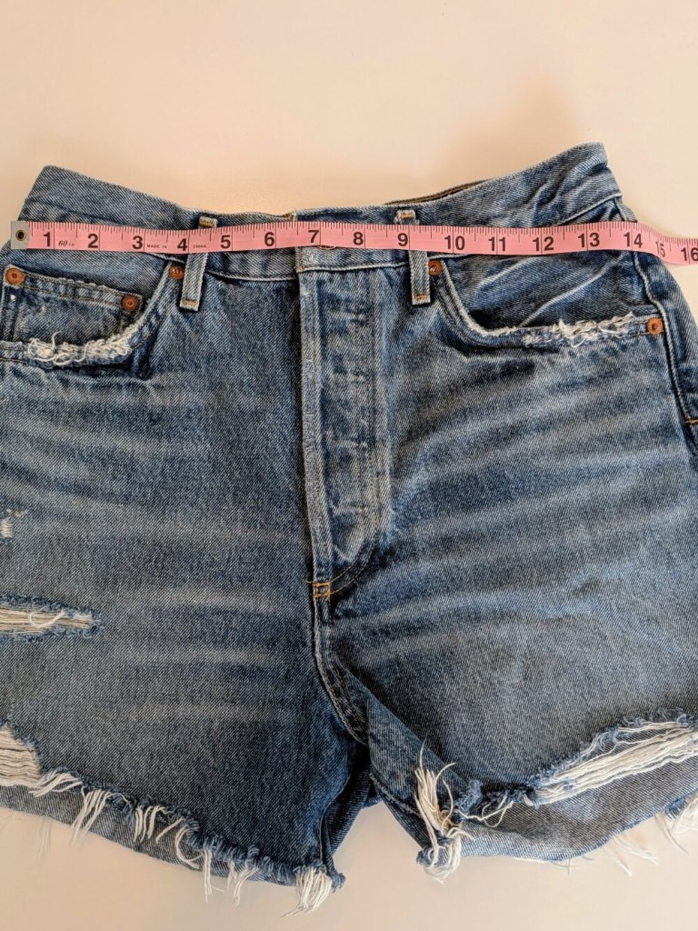 AGOLDE Dee Ultra High Rise Cutoff Shorts in Ricochet - Size 28 - Picture 7 of 8
